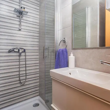 1 Bedroom Lovely In Appartement